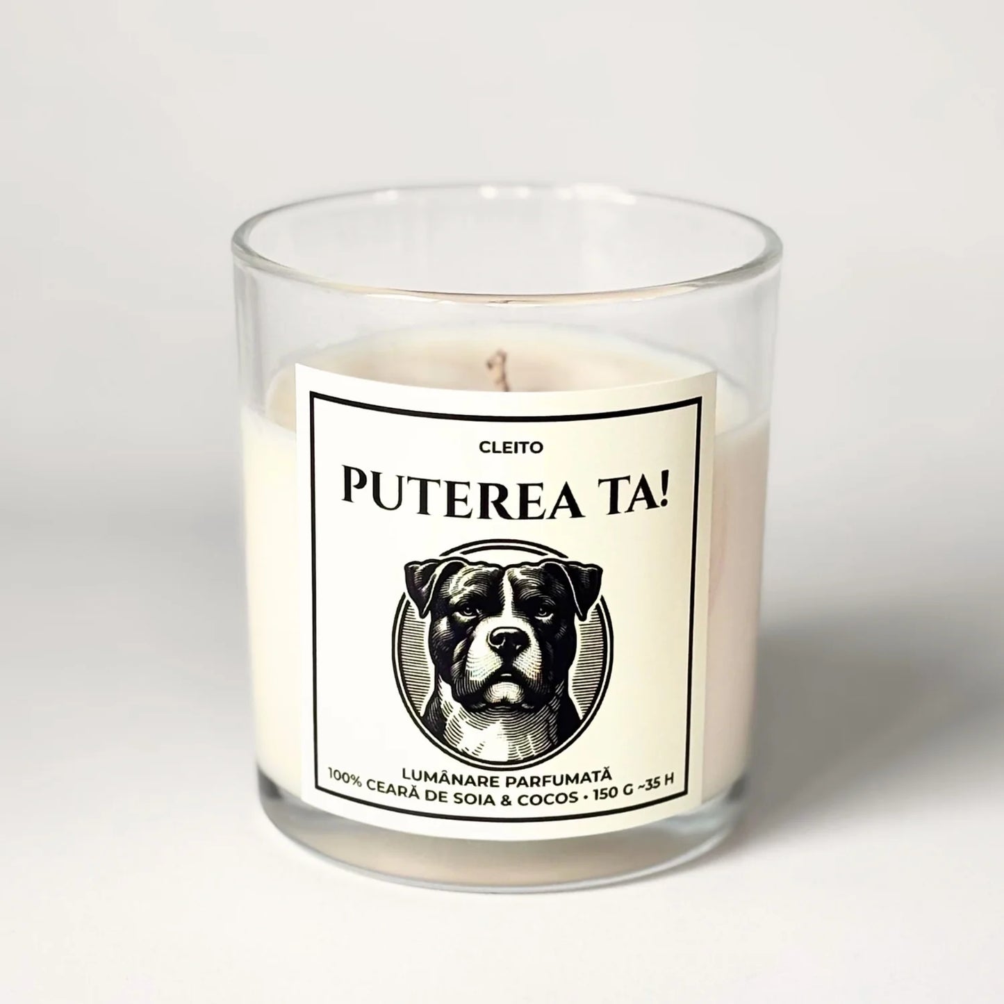 Lumânare handmade Cleito „Puterea Ta!” în recipient de sticlă, cu etichetă albă minimalistă. Ilustrația centrală reprezintă un portret stilizat de câine Pitbull sau Amstaff, într-un cerc, subliniind un design modern și puternic. Ceară naturală de soia și cocos.
