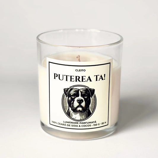 Lumânare handmade Cleito „Puterea Ta!” în recipient de sticlă, cu etichetă albă minimalistă. Ilustrația centrală reprezintă un portret stilizat de câine Pitbull sau Amstaff, într-un cerc, subliniind un design modern și puternic. Ceară naturală de soia și cocos.