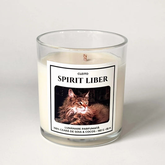 Lumanare parfumata naturala Cleito in recipient de sticla, cu eticheta alba ce contine o fotografie cu o pisica Maine Coon mândră și mesajul 'SPIRIT LIBER'. Ceară de soia și cocos turnata manual.